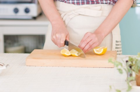 写真素材 足成：レモンを切る