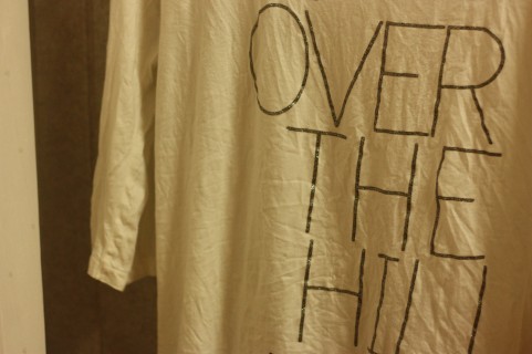 写真素材 足成:OVER THE HILL