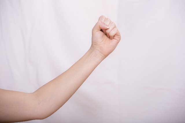 女性の握りこぶし｜写真素材なら「写真AC」無料（フリー）ダウンロードOK