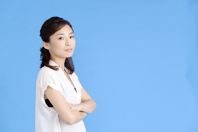 腕組する女性3｜写真素材なら「写真AC」無料（フリー）ダウンロードOK