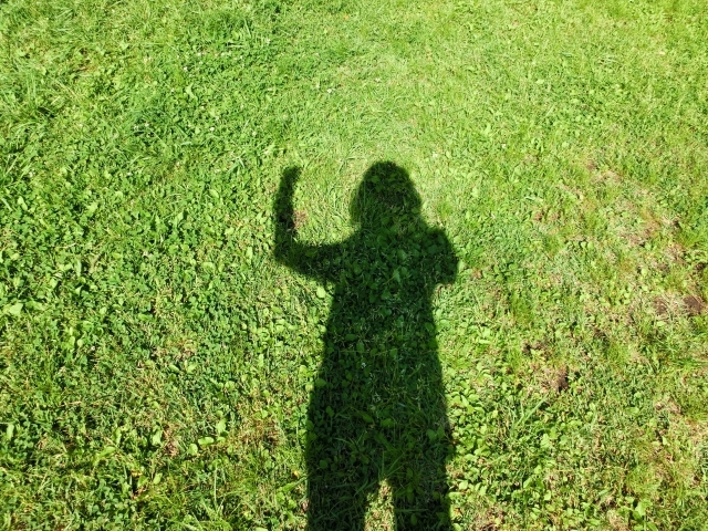 緑の芝生でやる気の人影3|写真素材なら「写真AC」無料(フリー)ダウンロードOK