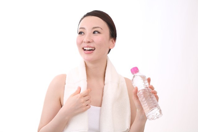 ペットボトルを持つ女性7｜写真素材なら「写真AC」無料（フリー）ダウンロードOK